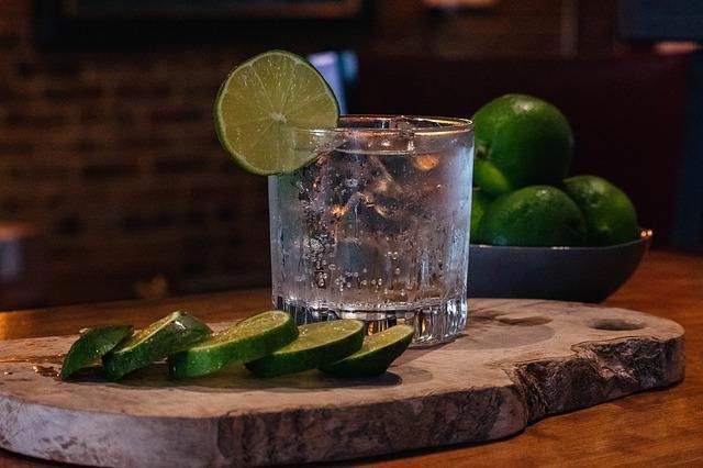 preparar y servir un gintonic
